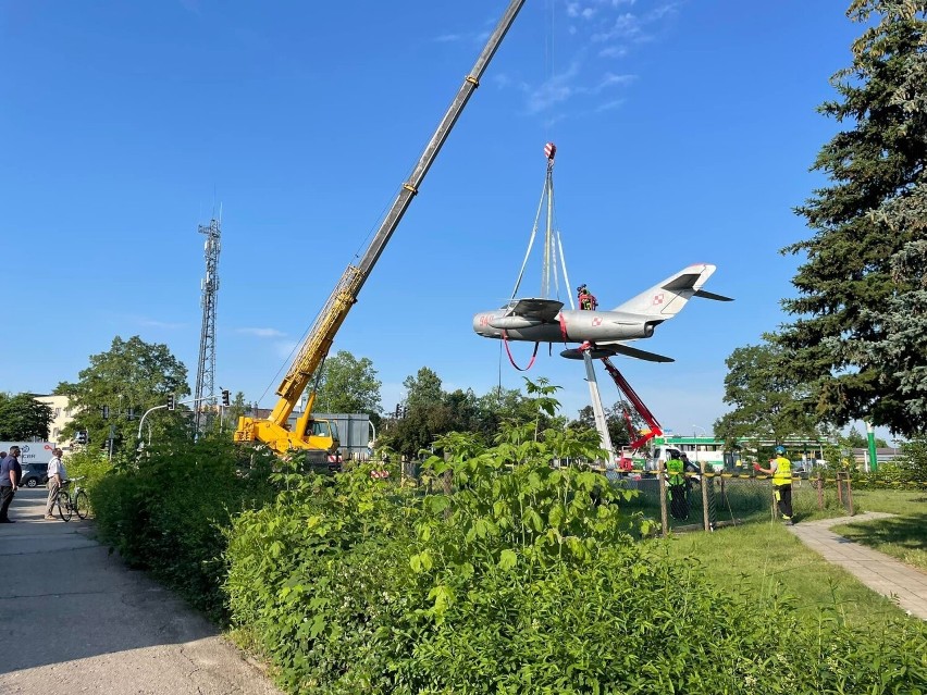 Rozpoczął się demontaż samolotu na osiedlu Pułanki w Ostrowcu. Zobaczcie zdjęcia  