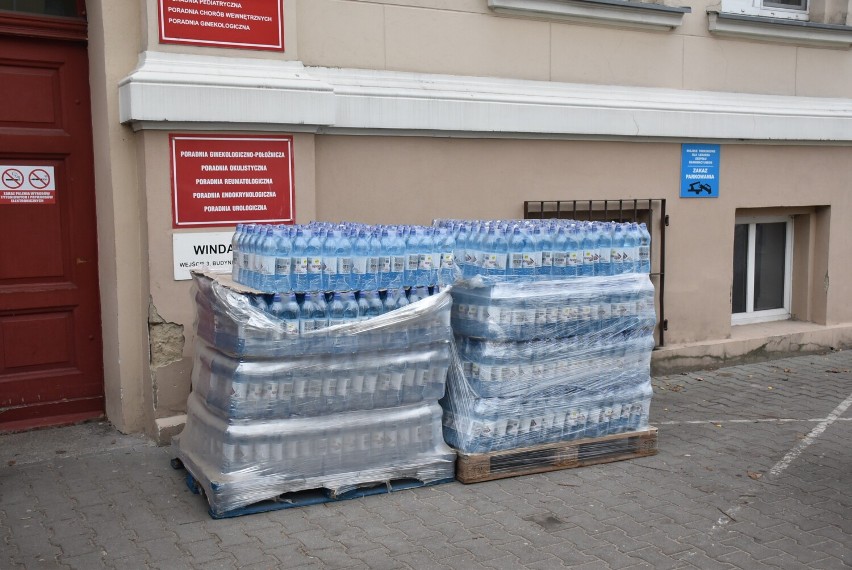 Urząd Miasta podarował szpitalowi wodę dla pacjentów na oddziale zakaźnym