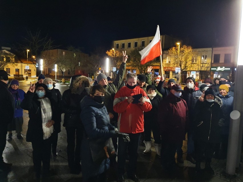 Protest w obronie wolnych mediów i przeciwko lex TVN w Łasku ZDJĘCIA