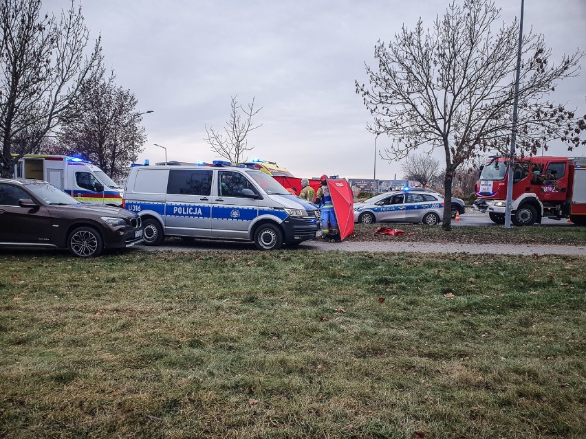 Mężczyzna zmarł na chodniku obok ronda  Sybiraków w Lesznie. Reanimacja niestety się nie udała. Policja ustala okoliczności tragedii