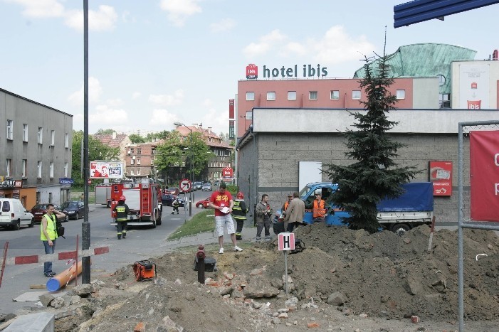 Ewakuacja hotelu Ibis w Zabrzu [ZDJĘCIA]. Gaz ulatniał się z gazociągu przy sztolni