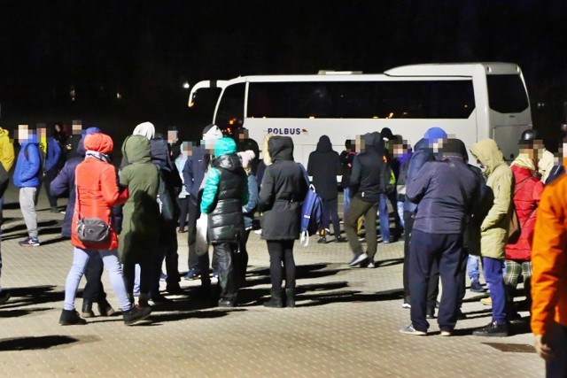 W środę wieczorem pracownicy LG Chem tłoczyli się przed wejściem do autobusów