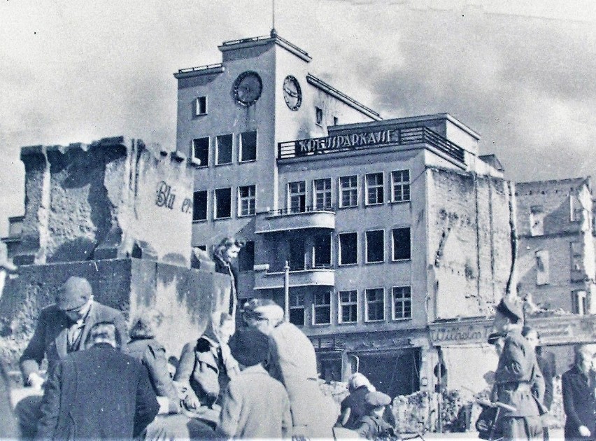 Tak wyglądał fragment Starego Rynku po zakończeniu II wojny...