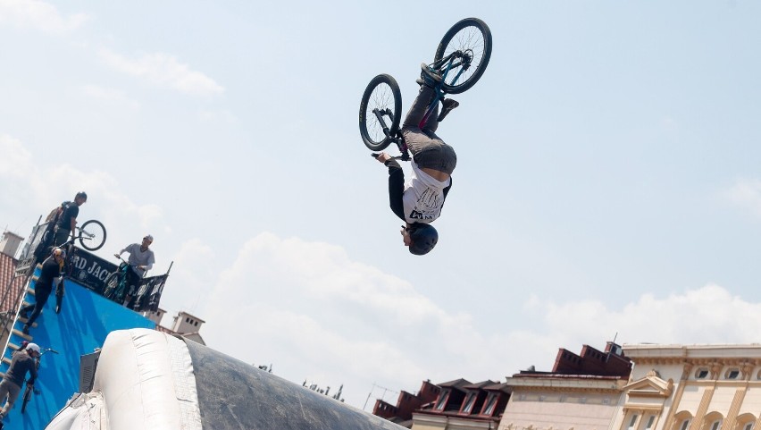 Podniebne loty na Rynku w Rzeszowie. Popisy akrobatyczne rowerzystów podczas Rzeszów Bike Festival