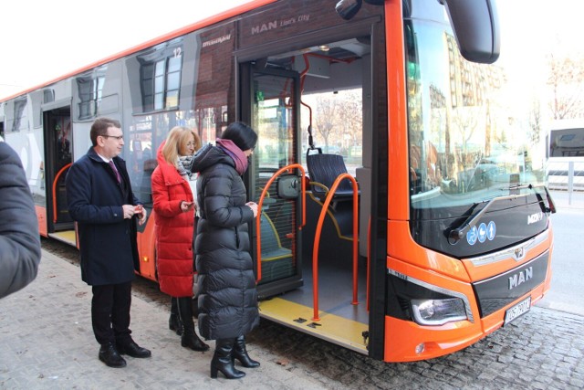 8 elektrycznych autobusów trafiło do  Miejskiego Zakładu Komunikacji w Ostrowcu Świętokrzyskim. W czwartek, jeden z nich zaprezentował prezydent Jarosław Górczyński podczas konferencji dotyczącej Ostrowieckiej Karty Komunikacyjnej.