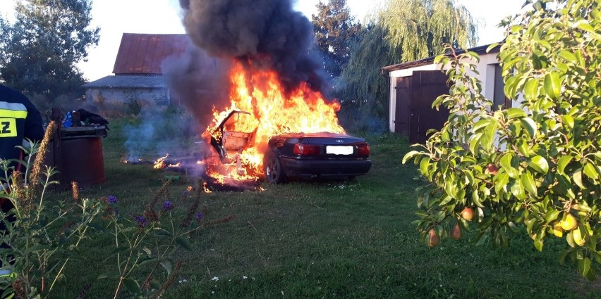 Samochód stanął w ogniu i mimo akcji strażaków nie udało się go uratować [ZDJĘCIA]