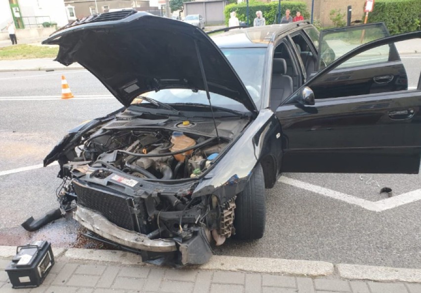 Wypadek w Brzegu. Audi uderzyło w barierki ochronne, a kierowca uciekł z miejsca zdarzenia