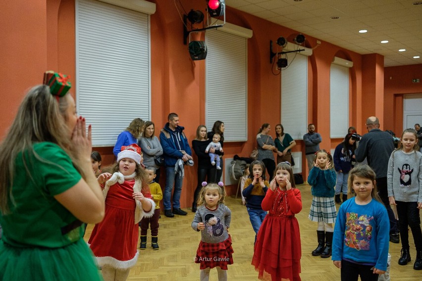 Pełne atrakcji Mikołajki w Pałacu Młodzieży w Tarnowie. Były konkursy z nagrodami, świąteczne piosenki i dużo zabawy