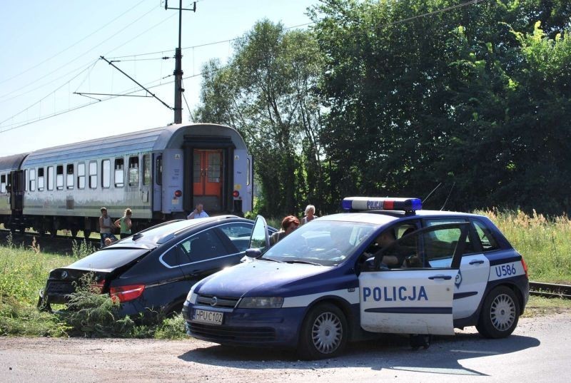 Rożnowo - Młoda kobieta wjechała autem pod pociąg [ZDJĘCIA]