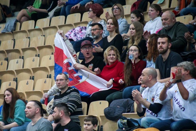 W hicie Energa Basket Ligi Kobiet Artego Bydgoszcz pokonało PolskaStrefaInwestycji Enea Gorzów Wlkp 84:82. Kluczową akcję w końcówce wykończyła Karina Michałek. Najlepszą zawodniczką Artego była Brianna Kiesel z 25 punktami i 6 asystami. W ekipie gości wyróżniała się Kahleah Copper z 33 punktami, 3 zbiórkami i 4 asystami.
ZOBACZ ZDJĘCIA Z TRYBUN I PARKIETU HALI "ARENA" >>>>>>