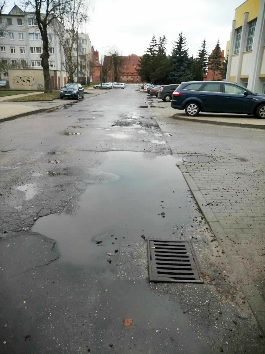 Cała Polska liczy dziury w drogach. Zmotoryzowani z Malborka mają swoje "listy wybojów". Kiedy można spodziewać się remontów?
