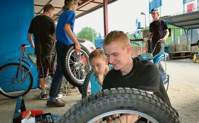 W szkółce żużlowej zaczynały gwiazdy speedwaya. Od czterech lat zawodu uczy się tam junior byków Kamil Adamczewski