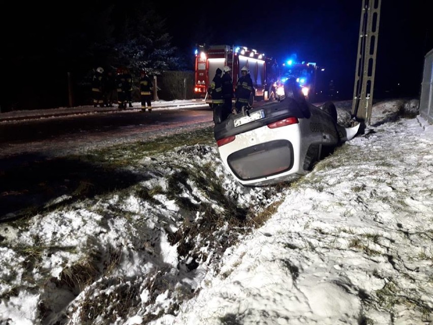 W Proszeniu kierujący seicento wpadł w poślizg - auto...