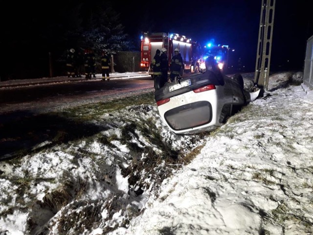 W Proszeniu kierujący seicento wpadł w poślizg - auto wylądowało w rowie