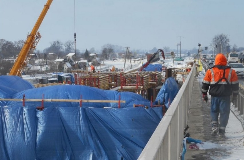 Styczeń na budowie mostu w Malborku [ZDJĘCIA]. Jest awanbek, trwają prace przy kolejnych podporach