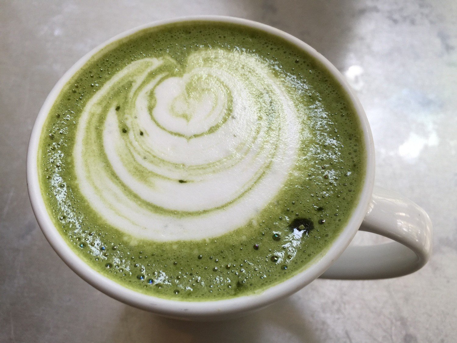 Matcha, czyli "magiczna" zielona herbata. Co to jest? Skąd pochodzi?  [działanie, jak pić i parzyć] | Warszawa Nasze Miasto