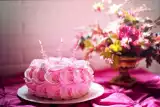 Życzenia na 18 urodziny dla dziewczyny: krótkie, śmieszne i poważne życzenia na osiemnastkę 