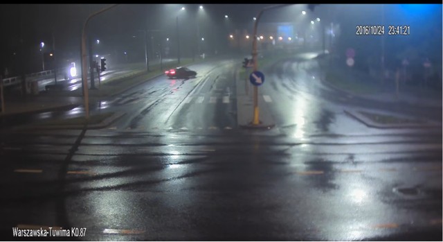 Spowodował kolizję i uciekł. Policja szuka kierowcy [WIDEO]