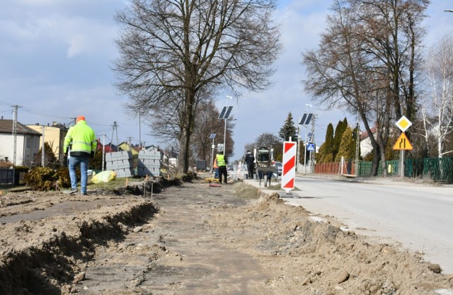 Budowa ścieżek rowerowych przy ulicy 3 Maja w Pińczowie. >>>Więcej zdjęć na kolejnych slajdach