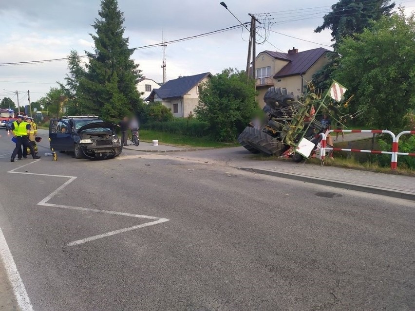 Uście Gorlickie. Zderzenie ciągnika rolniczego z samochodem osobowym. Dwie osoby trafiły do szpitala w Gorlicach