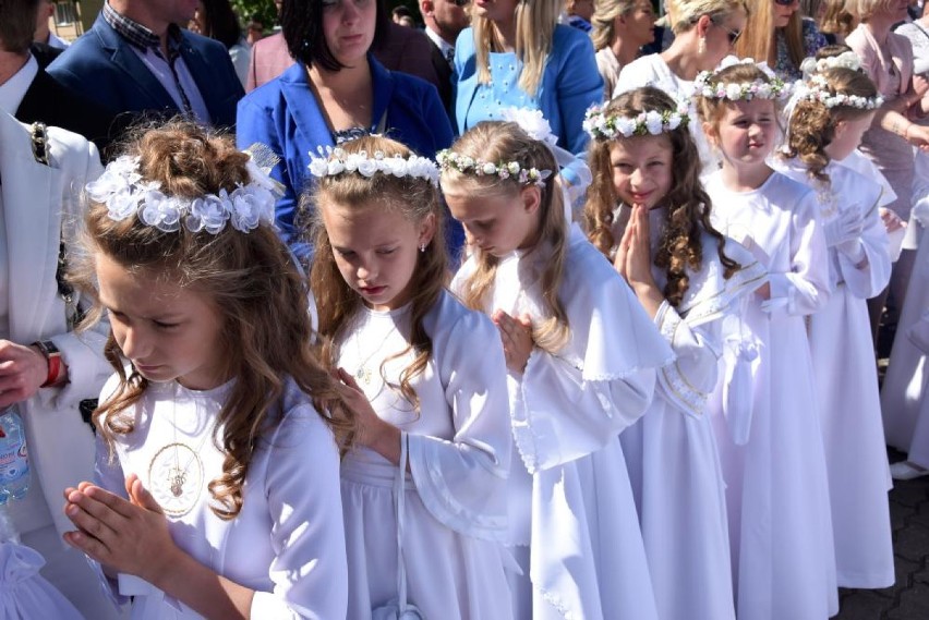 Parafia Świętej Rodziny w Pile. Dzieci w albach przyjęły sakrament! [ZOBACZ ZDJĘCIA]