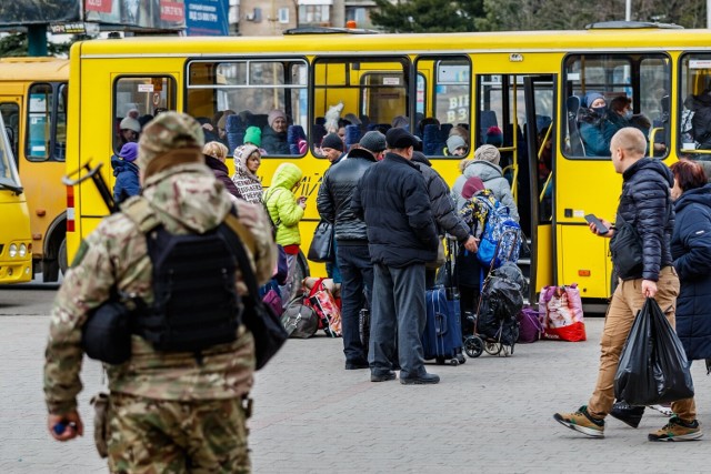 Rosjanie zgodzili się na ewakuację cywilów z Mariupola. Wcześniej pomimo zawieszenia broni ostrzelali autobusy ewakuacyjne. Czy rosyjscy żołnierze znowu tworzą ogień do uciekających cywilów?