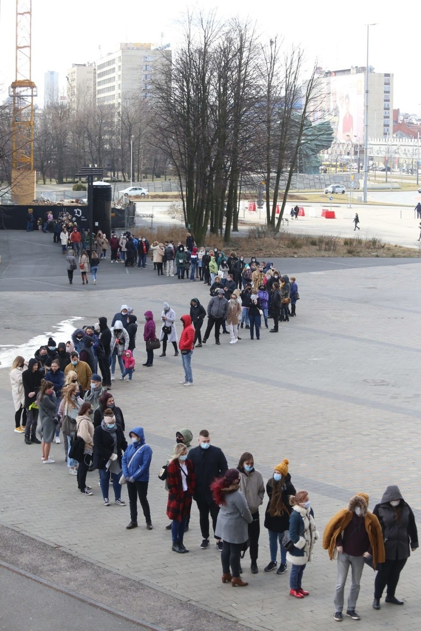 Tłumy czekają przed spodkiem by dostać się na Festiwal...