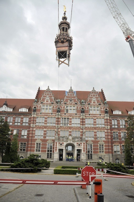 Na gmach Politechniki Gdańskiej powróciła wieża zegarowa
