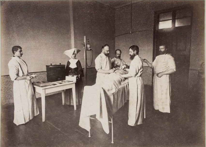 W Szpitalu św. Trójcy w Kaliszu - fotografia z przełomu XIX...