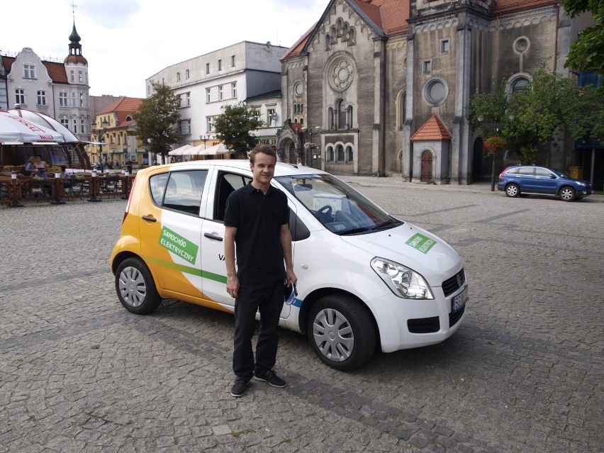 Elektryczny samochód na tarnogórskim rynku prezentował Kamil...