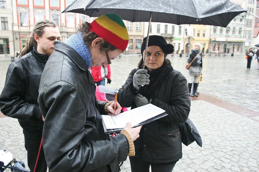 Wrocław: Zaledwie dwadzieścia osób na proteście przeciwko GMO (ZDJĘCIA)
