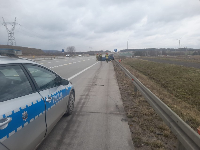 Wypadek na autostradzie A1 w okolicach Radomska. Dachowanie po zderzeniu dwóch aut