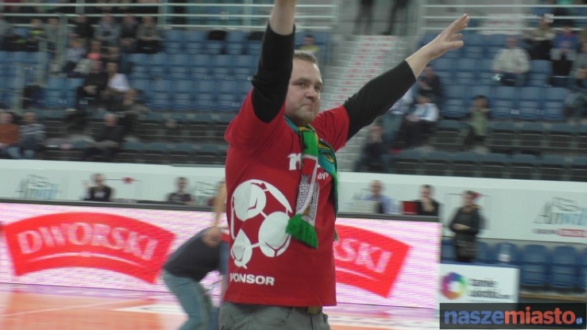 Daniel Afeltowicz trafił z połowy boiska i wygrał 2000 zł podczas meczu Anwil - Start Lublin