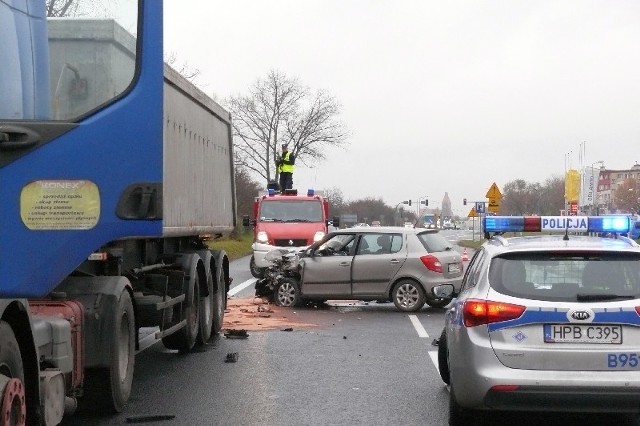 Dzisiaj doszło do wypadku na ul. Legnickiej. Zderzyły się tam dwa osobowe samochody i ciężarówka