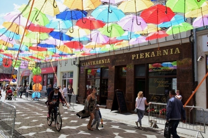 Kolorowe parasolki w Inowrocławiu.
