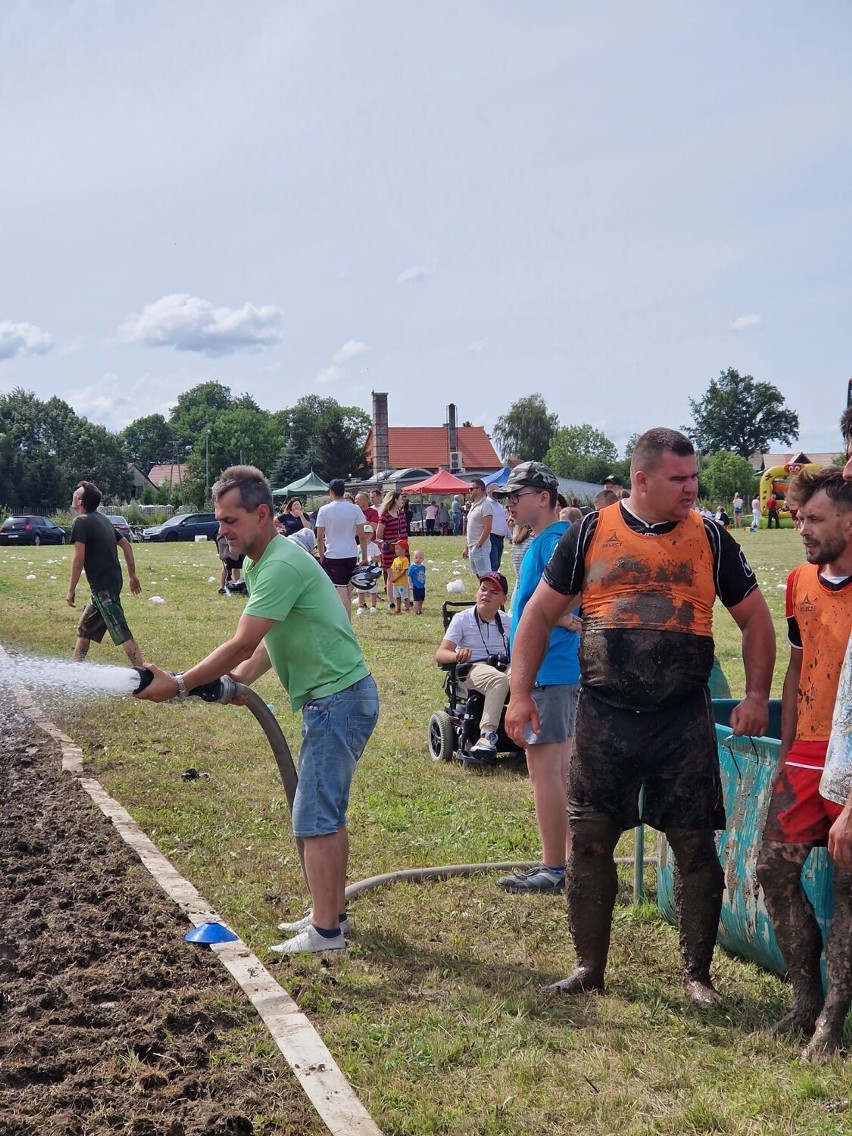 Marynowy. Zacięta walka drużyn OSP w… błocie. Mecz błotny był atrakcją Pikniku Rodzinnego (wakacje 2022) | ZDJĘCIA