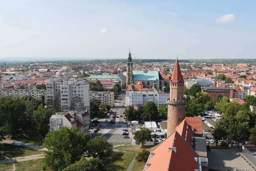 Widokowa wieża św. Piotra od jutra ponownie otwarta! Zobacz, jak prezentuje się z niej Legnica [ZDJĘCIA]