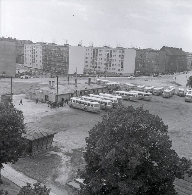 rok 1973  Dworzec Autobusowy,