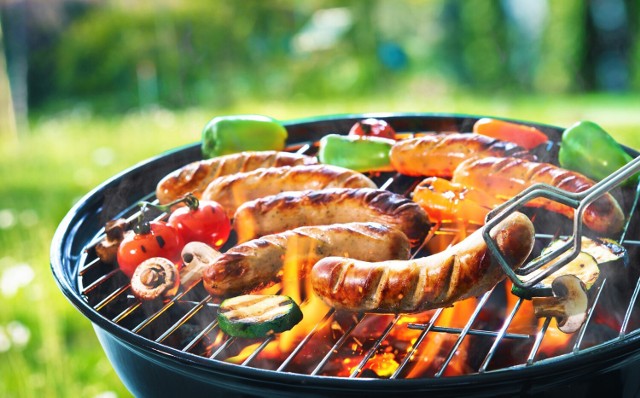 Poznaj wady i zalety grilla węglowego, najczęściej wybieranego urządzenia do grillowania w ogródku.