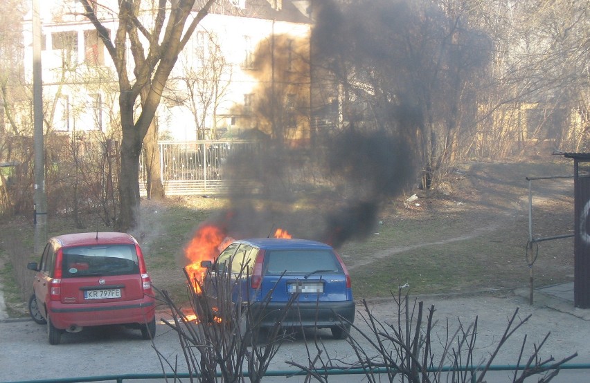 Kraków: pożar samochodu na ulicy Łokietka (ZDJĘCIA)