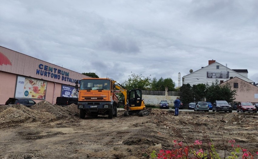 Ruszyła budowa parkingu w Końskich, na terenie położonym na...