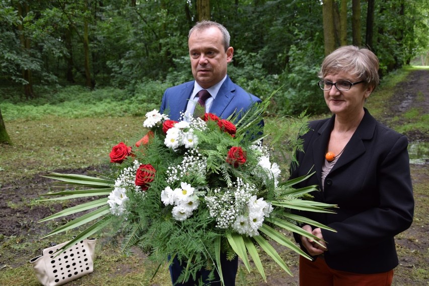 Kwiaty pod grunwaldzkim pomnikiem w Sieradzu. Miasto upamiętniło 606. rocznicę bitwy