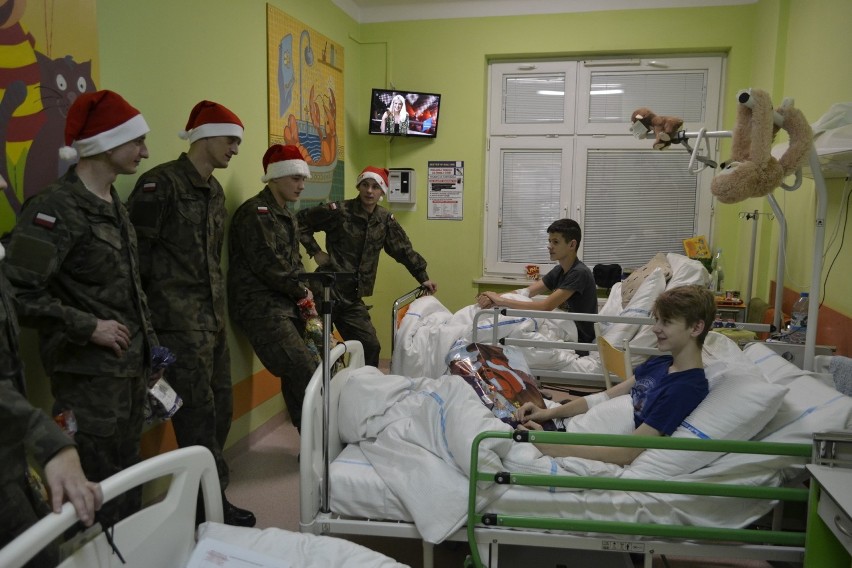 Żołnierze z radomskiego batalionu wręczyli małym pacjentom...