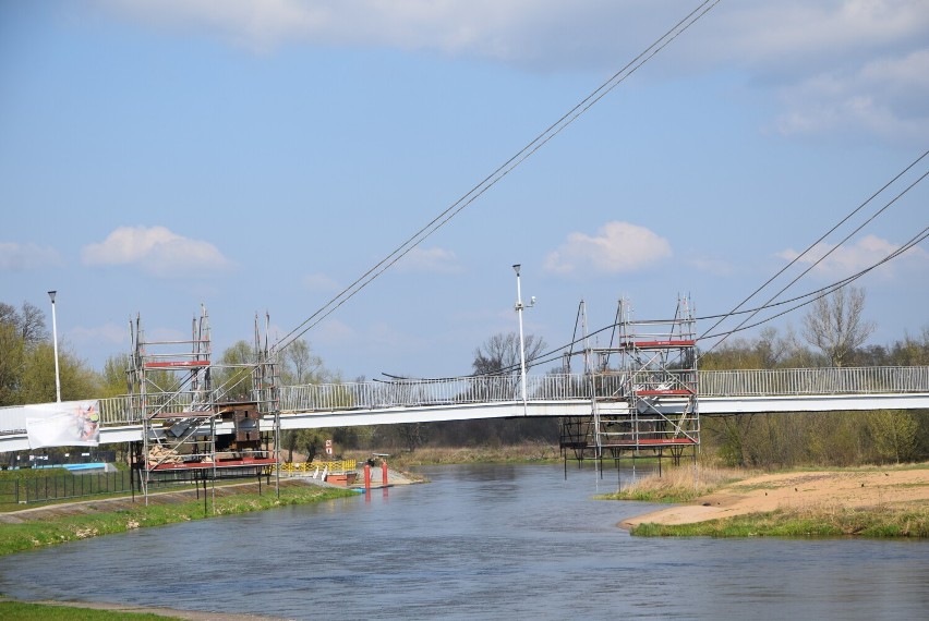 Trwa remont mostu wiszącego nad rzeką Wartą w Sieradzu