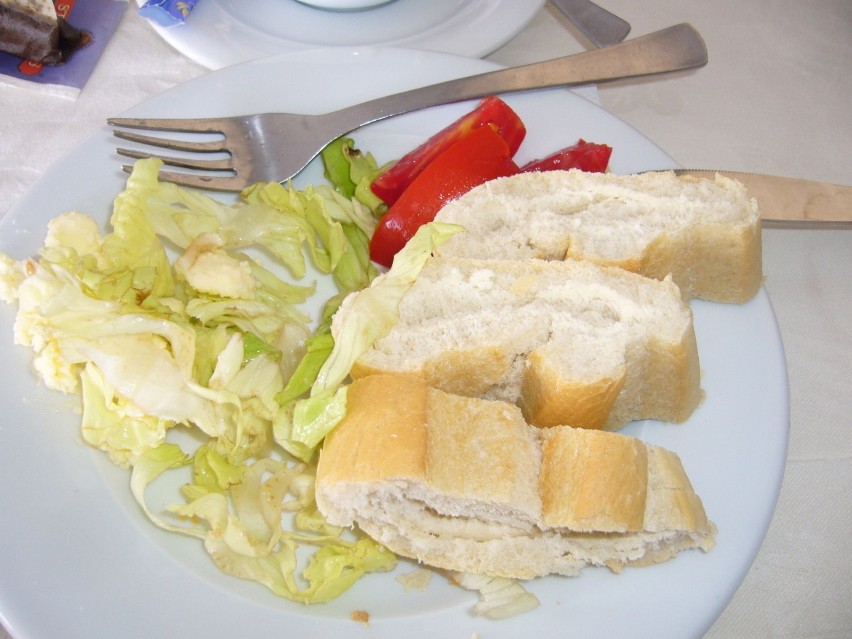 Tunezyjskie śniadanie, skromne, ale dobre. Zawsze był duży...