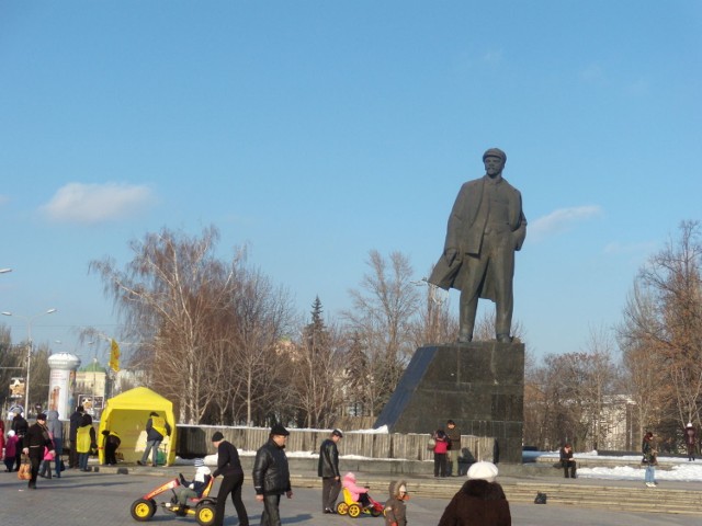 Gł&oacute;wny plac miasta nadal nosi imię wodza &quot;rewolucji proletariackiej&quot;, podobnie jak i gł&oacute;wna ulica. Na zdjęciu - plac Lenina. Mieszkańcy Doniecka nazywają dobrotliwie &quot;swojego&quot; Lenina &quot;dziaduniem&quot;. Fot. Z. Cierpi