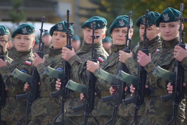 Musztra paradna pododdziału kobiet 15. Sieradzkiej Brygady Wsparcia Dowodzenia