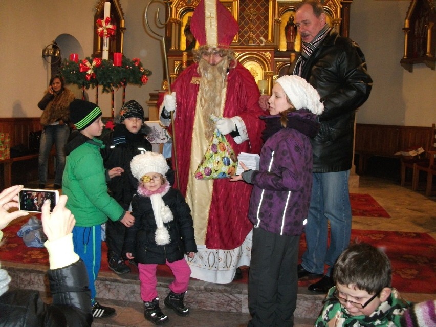 Święty Mikołaj w wałbrzyskim kościele wręczył kolejny raz setki paczek