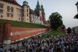 Dźwięk dzwonów rozległ się w całym mieście! Krakowskie dzwony odpowiedziały na głos Zygmunta. Tłumy słuchały! [WIDEO]