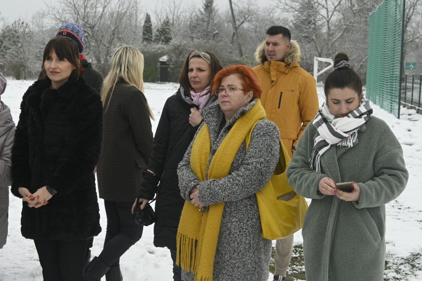 Dzieci z Krąplewic cieszą się już nowym boiskiem...